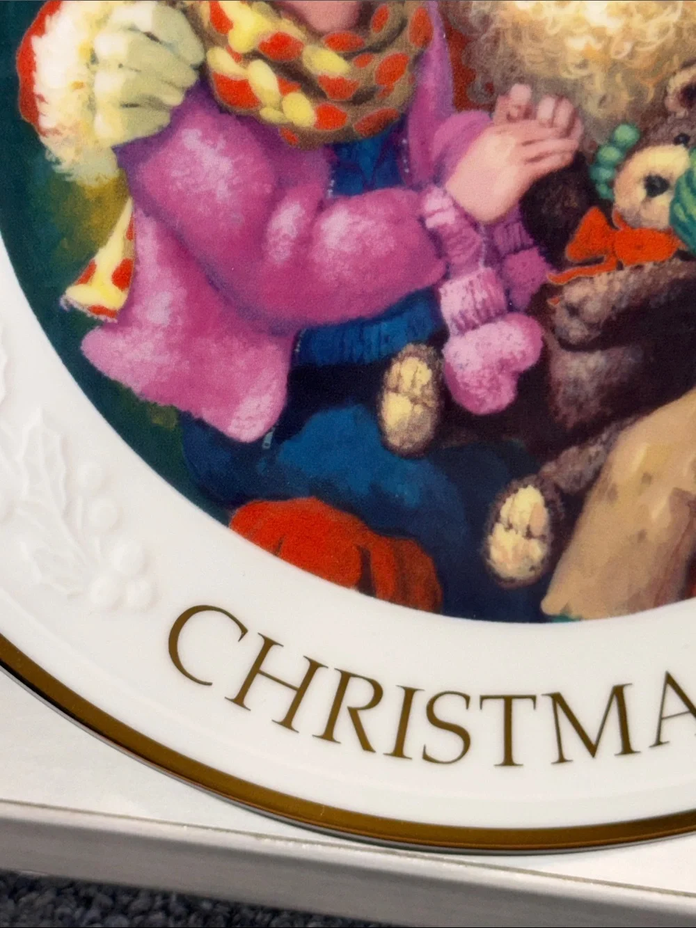 Avon 1999Fine Collectibles Christmas Decorative Plate - 22K Hold Rim.